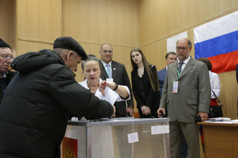 Члены миссии ОБСЕ на избирательном участке во время выборов президента России