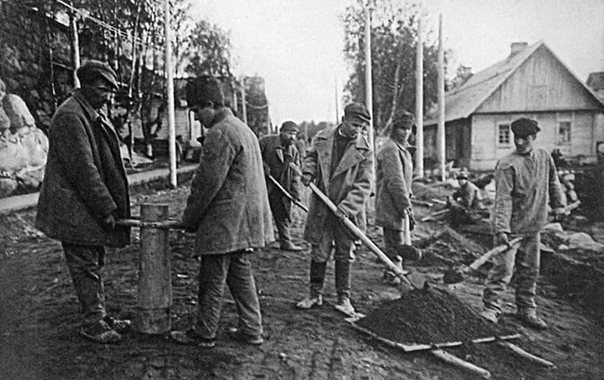 На фото строительство дороги заключенными Соловецкого лагеря. Правозащитники опасаются, что нынешние осужденные могут повторить их судьбу