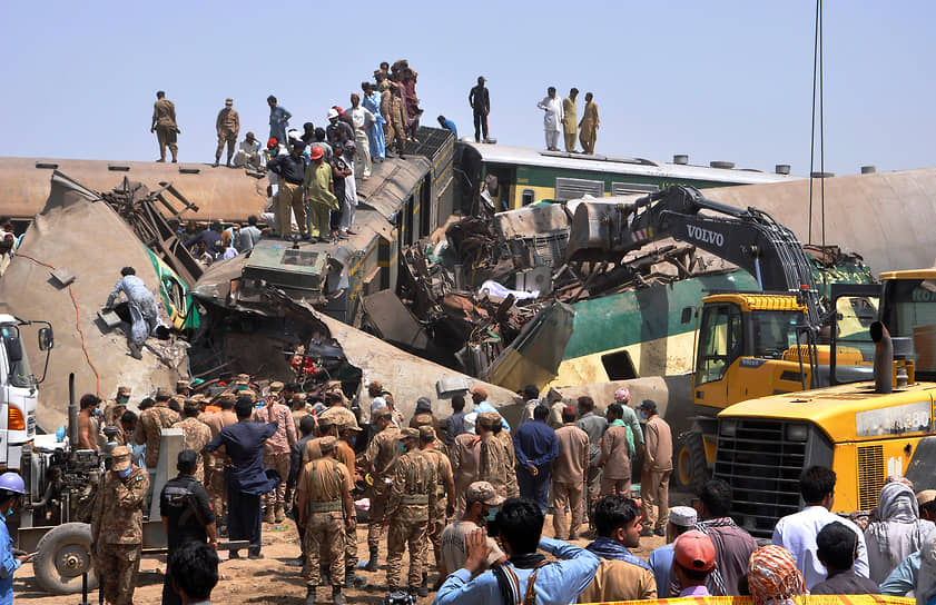 Готки, Пакистан. Спасательные работы на месте крушения поезда, в результате которого погибли не менее 50 человек