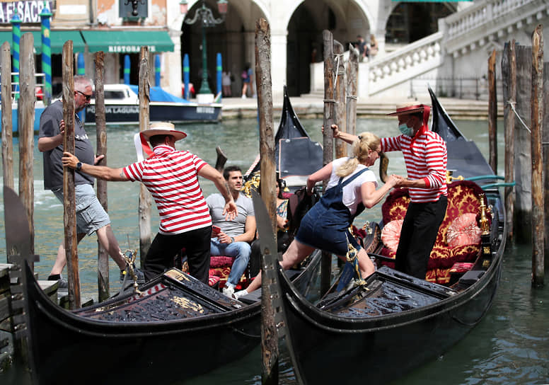 Венеция, Италия. Туристы, прибывшие в город после смягчения коронавирусных ограничений