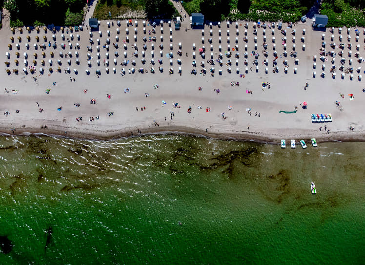 Тиммендорфер-Штранд, Германия. Отдыхающие на пляже Балтийского моря
