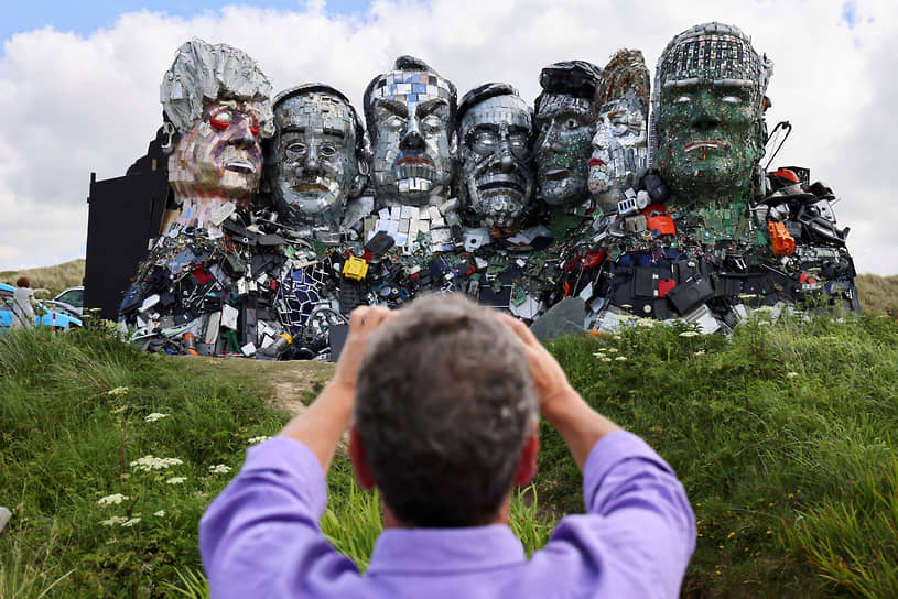 Корнуолл, Великобритания. Скульптура из металлолома и электроники, изображающая лидеров G7