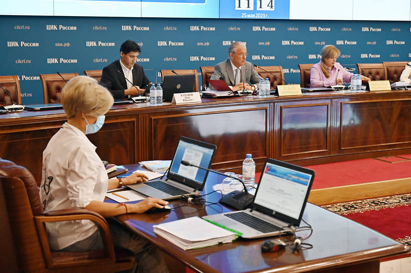 Заседание комиссии ЦИКа во главе с Эллой Памфиловой (справа) в мае