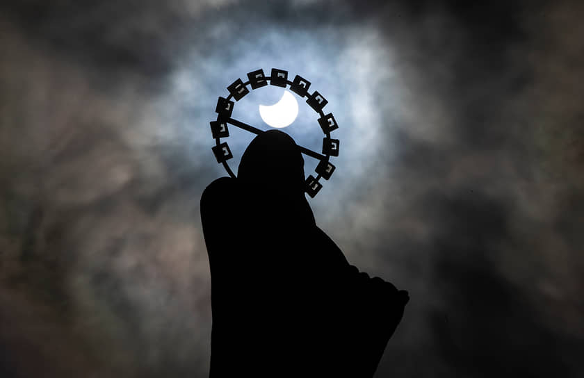 Статуя девы Марии в Дублине на фоне частичного затмения