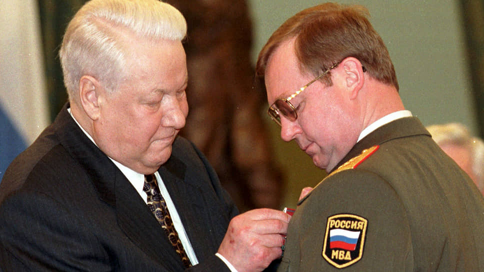 Степашин считает, что Ельцин относился к нему, как к сыну
                      На фото: президент вручает генерал-полковнику Степашину госнаграду