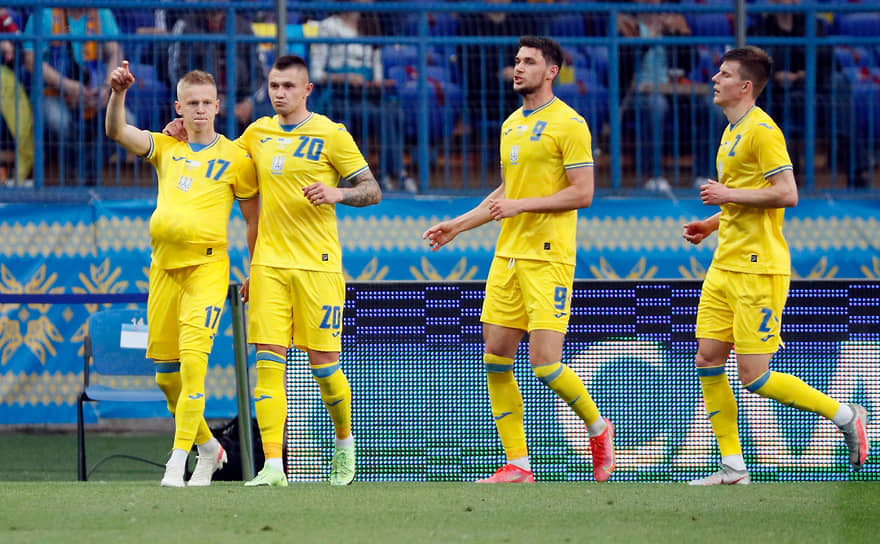 Сборная Украины по футболу в форме для Евро-2020 на товарищеском матче со сборной Кипра