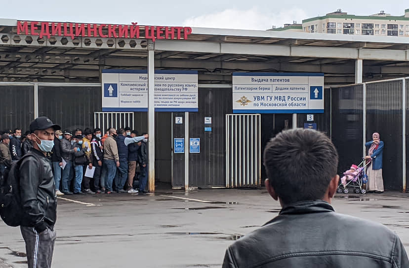 Ситуация около Единого миграционного центра Московской области в Путилково. Мигранты у входа в центр для получения трудового патента