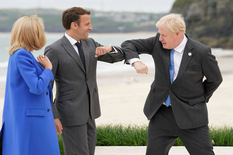 Британский премьер-министр Борис Джонсон (справа) и президент Франции Эмманюэль Макрон со своей супругой Бриджитт