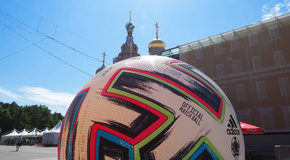 Большой макет официального мяча EURO 2020