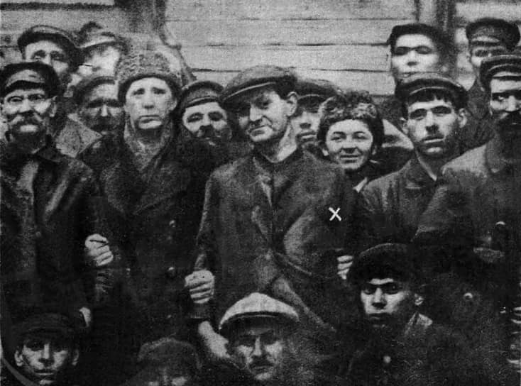 «Рабочие Ленинграда приняли нас как членов своей семьи» (на фото — Дж. Мортон (х) среди работников завода «Красный Путиловец»)
