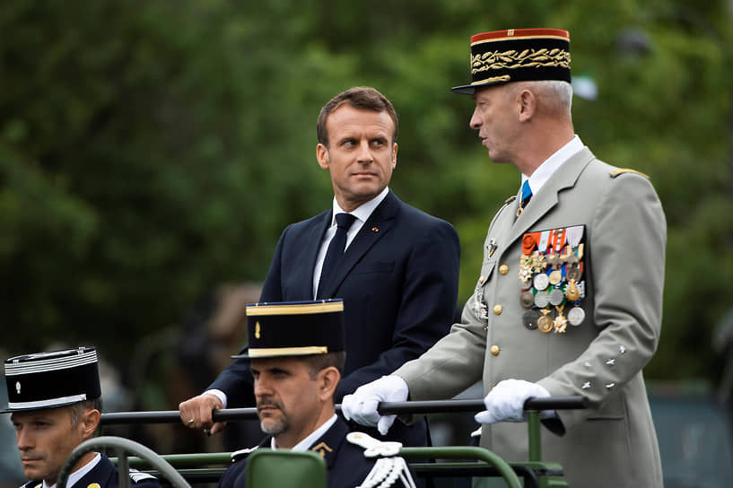 Президент Франции Эмманюэль Макрон (слева) и уходящий глава Генштаба Франции Франсуа Лекуантр