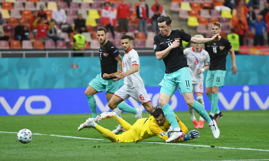 Игрок сборной Австрии Михаэль Грегорич забивает второй гол в ворота сборной Северной Македонии