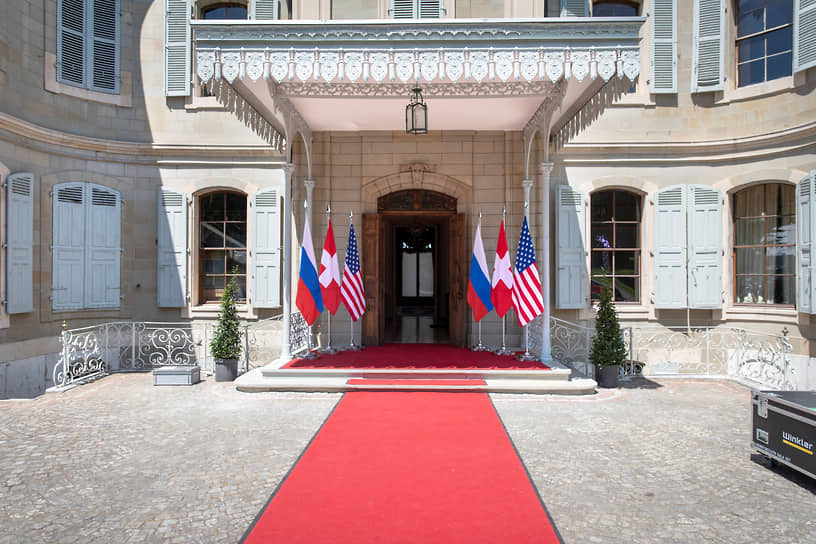 Вход на виллу Ла-Гранж, где пройдет встреча президентов России и США