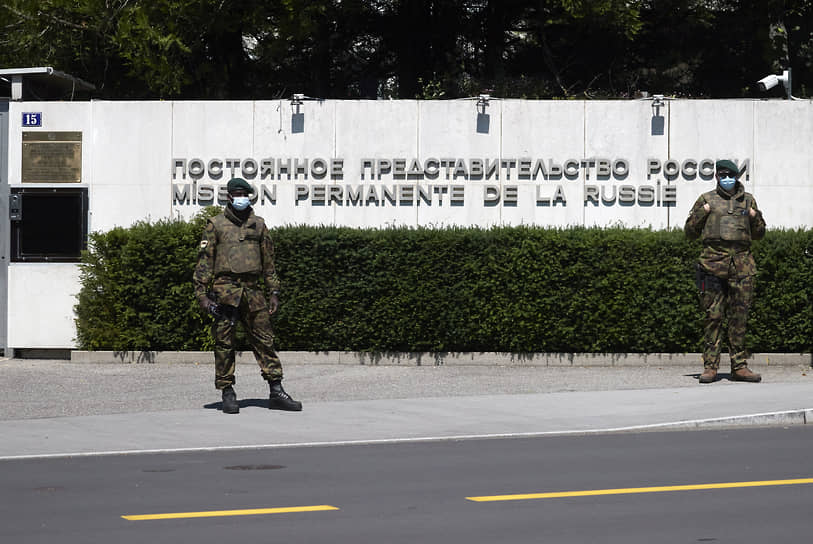 Солдаты швейцарской армии охраняют постоянное посольство России в Женеве