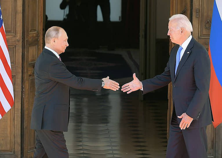 Президент России Владимир Путин и президент США Джо Байден приветствуют друг друга