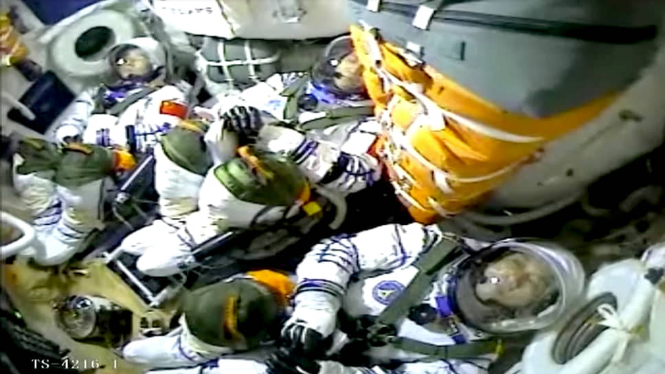Тан Хунбо, Лю Бомин и Не Хайшэн внутри космического корабля «Шэньчжоу-12»