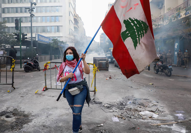 Участница акции протеста в Бейруте