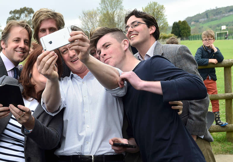 Премьер-министр Великобритании и лидер Консервативной партии Дэвид Кэмерон со сторонниками во время предвыборной кампании, 2015 год