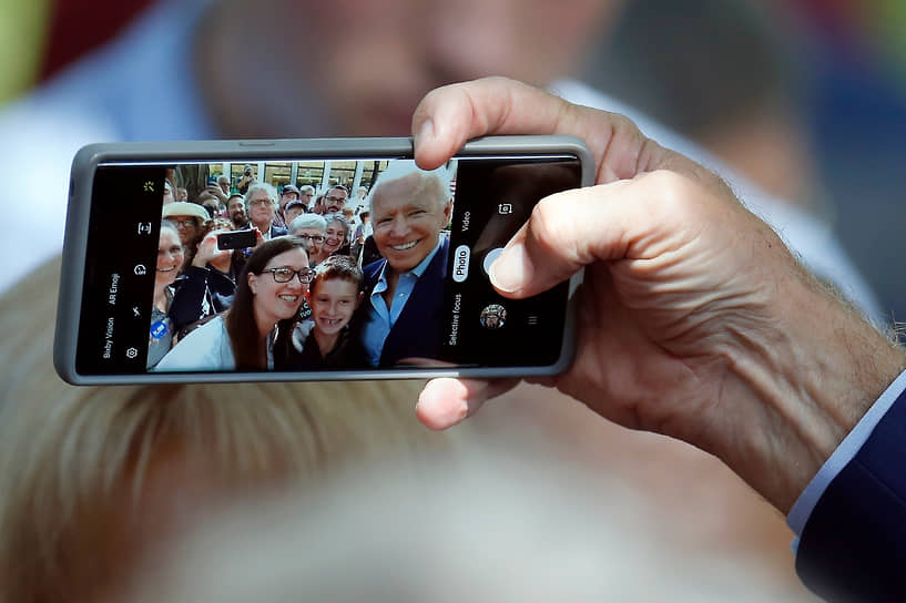 Кандидат в президенты США от Демократической партии Джо Байден со сторонниками во время предвыборной кампании, 2019 год 