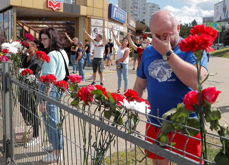 На месте убийства Александра Тарайковского сразу возник стихийный мемориал, с которым борются до сих пор