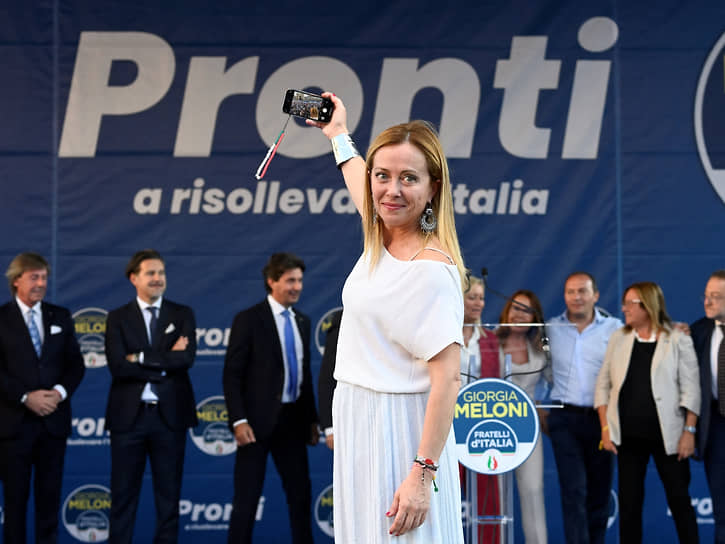 Лидер партии «Братья Италии» Джорджа Мелони делает селфи на предвыборном митинге, 2022 год