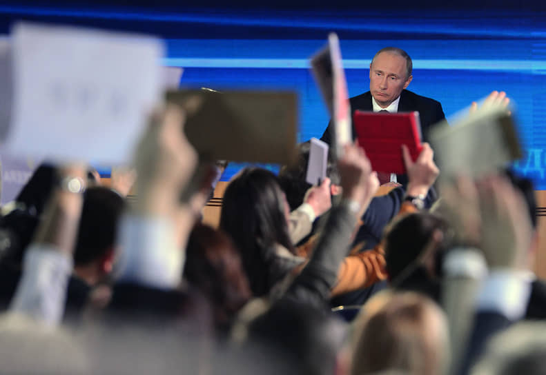 Владимир Путин во время проведения пресс-конференции для журналистов