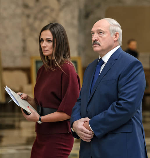 Пресс-секретаря Александра Лукашенко Наталью Эйсмонт (слева) называют одной из тех, кто погрузил его в атмосферу абсолютного счастья