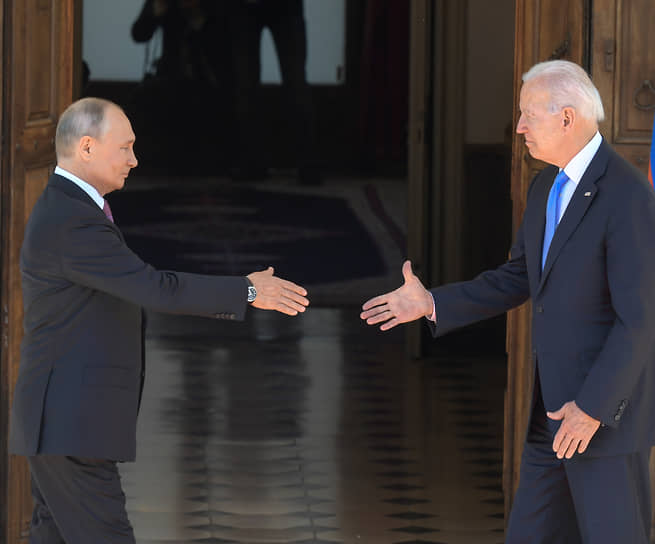Женева. Президент России Владимир Путин (слева) и президент США Джо Байден перед началом саммита Россия—США