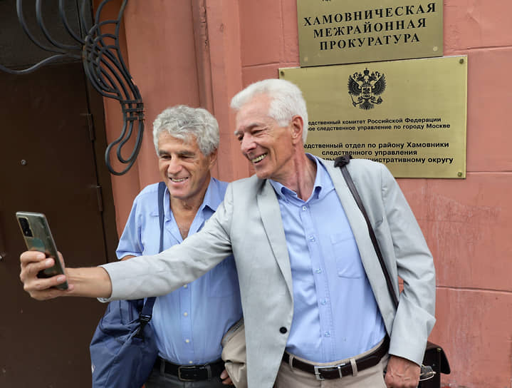 Политик Леонид Гозман (признан иностранным агентом) и адвокат Михаил Бирюков (справа) у здания Хамовнической межрайонной прокуратуры, 2022 год