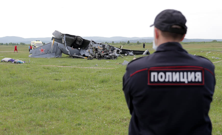 Полицейский на месте падения самолета L-410 в районе кузбасского аэродрома Танай