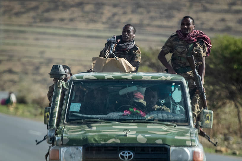 Солдаты эфиопской армии патрулируют дорогу около города Агула