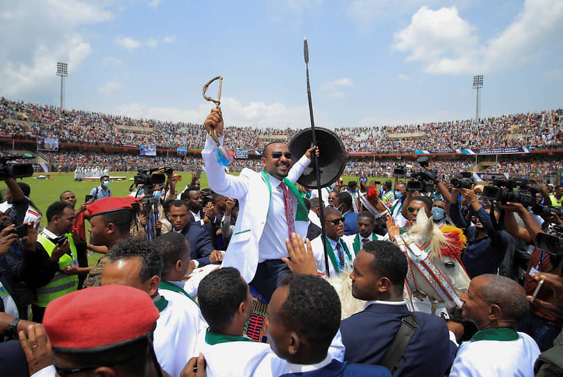 Премьер-министр Эфиопии Абий Ахмед (в центре)