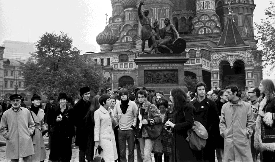 Американские артисты на Красной площади во время осмотра города. Октябрь 1972 года