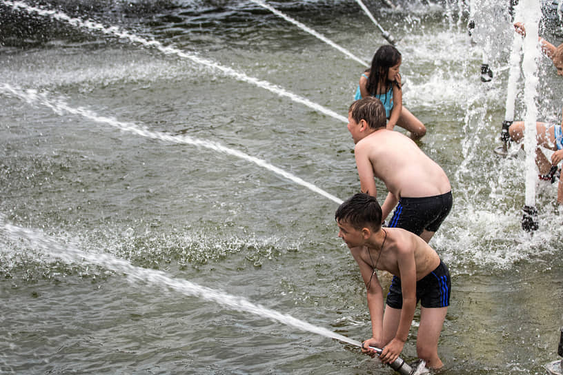 Дети купаются в фонтане парка имени 300-летия Санкт-Петербурга
