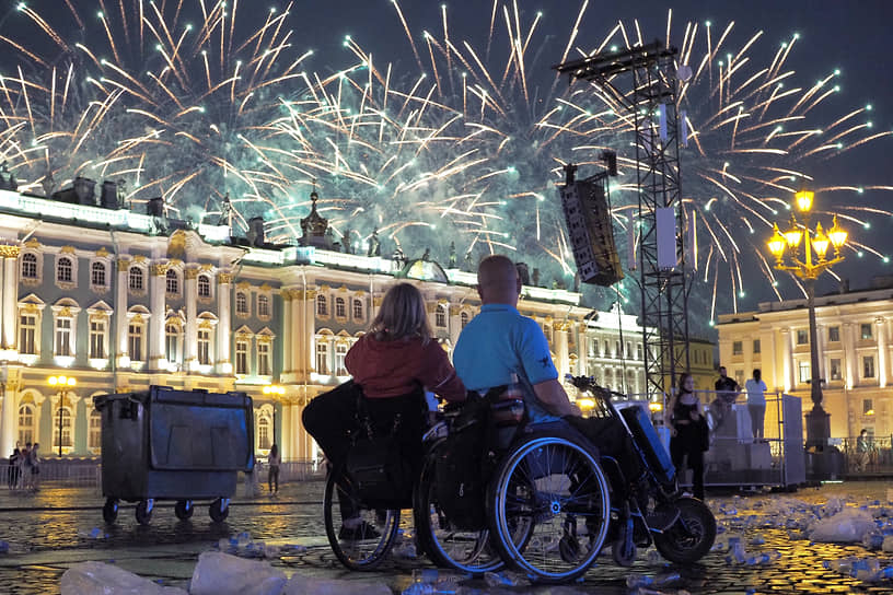 Люди с ограниченными возможностями на Дворцовой площади после праздничного концерта