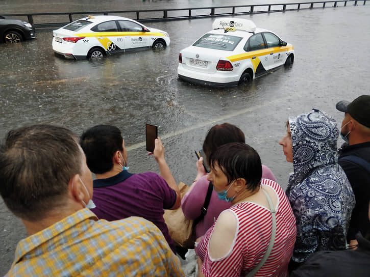 Затопленная проезжая часть в районе Беляево 