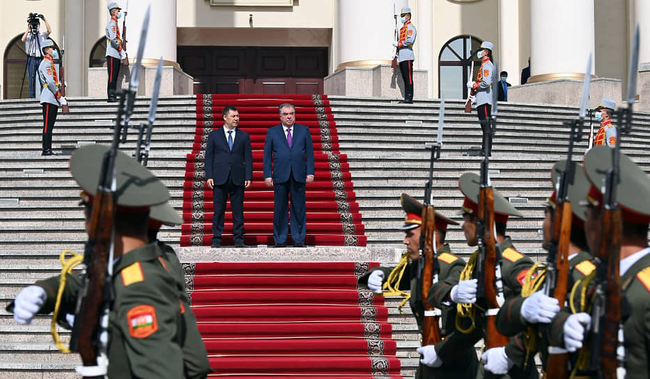 Президент Киргизии Садыр Жапаров (слева) и президент Таджикистана Эмомали Рахмон