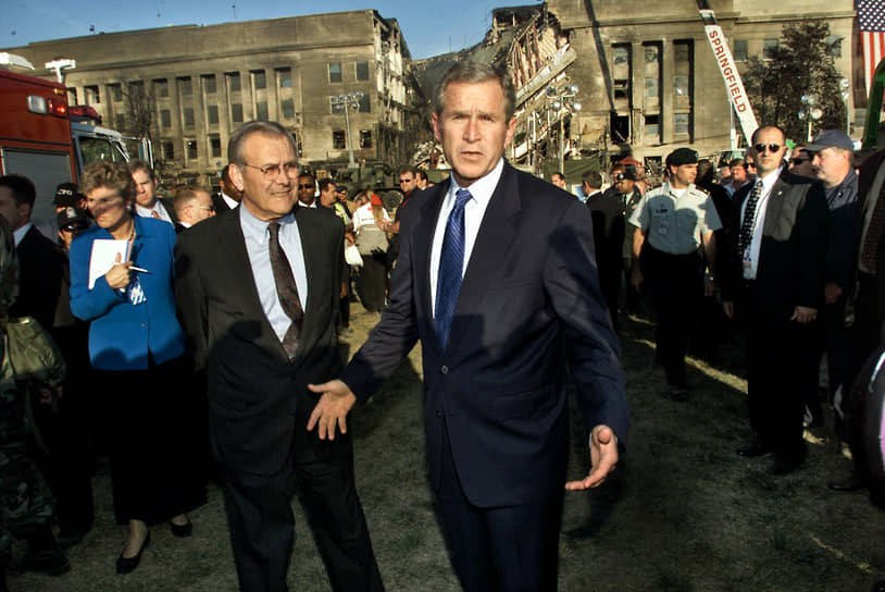 Когда в 2001 году президент США Джордж Буш-младший (в центре) назначил Рамсфельда министром обороны, тот стал уже самым пожилым главой ведомства — ему было 74 года. Теракты 11 сентября стали для него поводом для резкого наращивания военной активности в мире