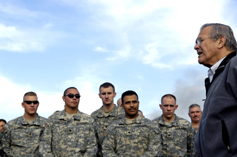На посту министра обороны США Дональд Рамсфельд стал одним из инициаторов вторжения в Ирак, за что подвергался жесткой критике