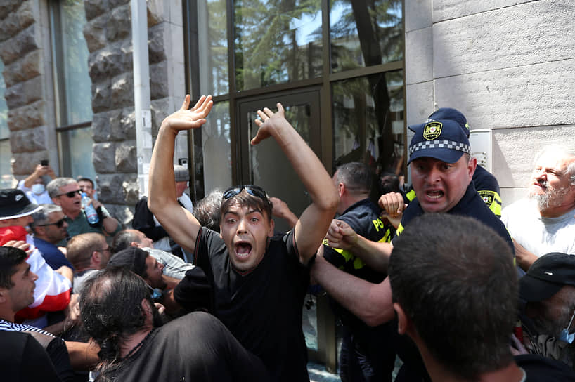 Протестующие разгромили офис НКО «Тбилиси-прайд»