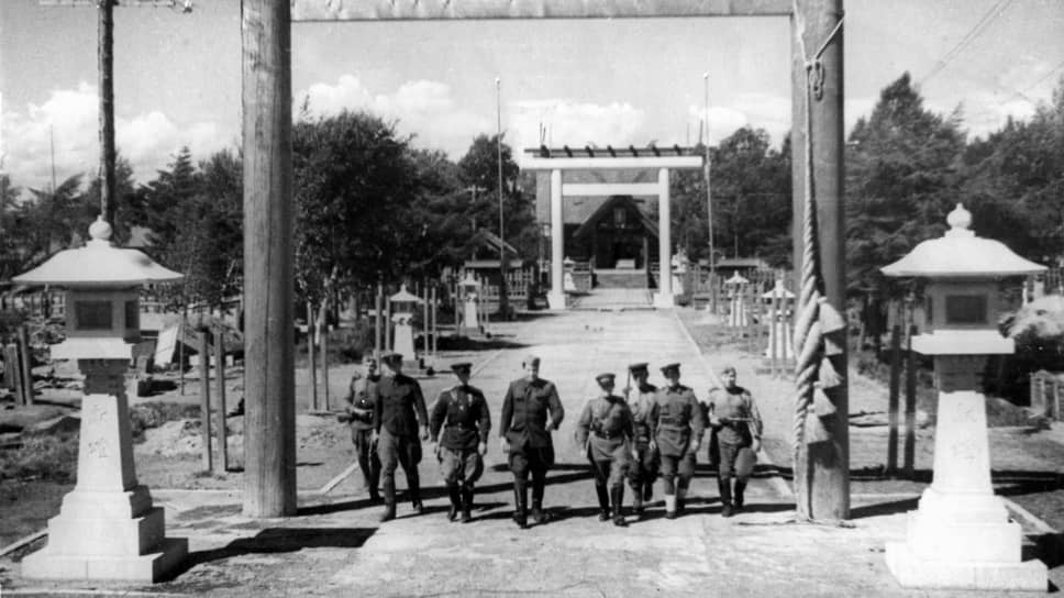 Группа советских военнослужащих в священной аллее синтоистского храма г. Сикука (ныне Поронайск)