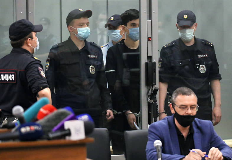Ильназ Галявиев (четвертый слева) и его адвокат Александр Гиляжев (второй справа) во время заседания суда