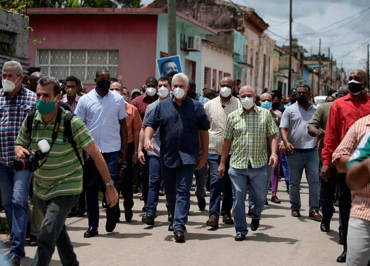 Президент Кубы Мигель Диас-Канель (в центре) на марше в муниципалитете Сан-Антонио-де-лос-Баньос. Глава государства призвал идейных коммунистов показать свою силу и противостоять провокациям «контрреволюционных наемников»