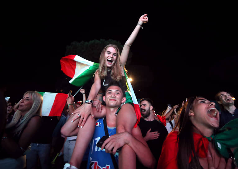 Итальянские болельщики празднуют победу сборной на Евро-2020 в Риме