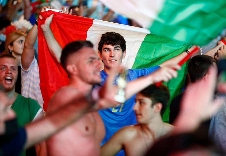 Итальянские болельщики празднуют победу сборной на Евро-2020 в Риме