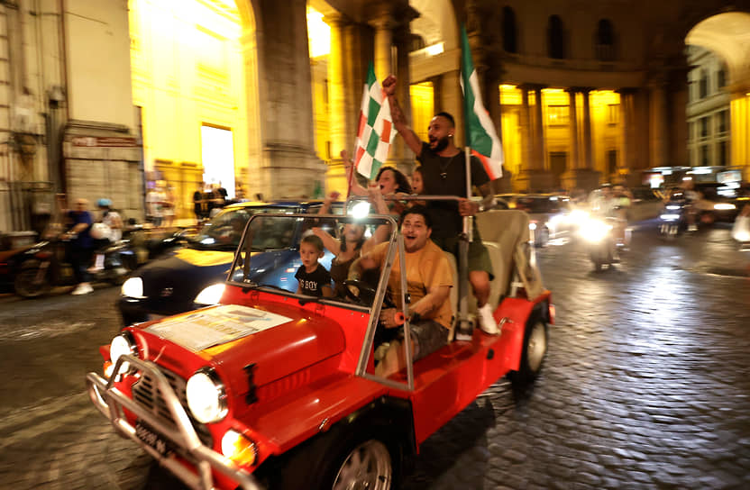 Итальянские болельщики празднуют победу сборной на Евро-2020 в Неаполе 