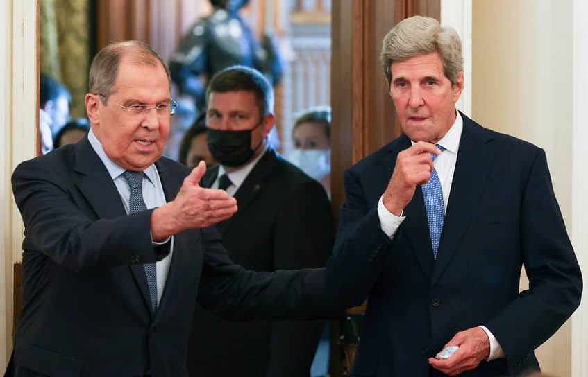 Глава МИД России Сергей Лавров (слева) и специальный представитель президента США по климату Джон Керри