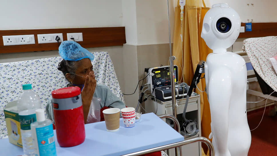 Hospitals with a Mitra robot claim that such technologies make patients happier, as they help to connect with relatives and doctors, and also take selfies with them. 