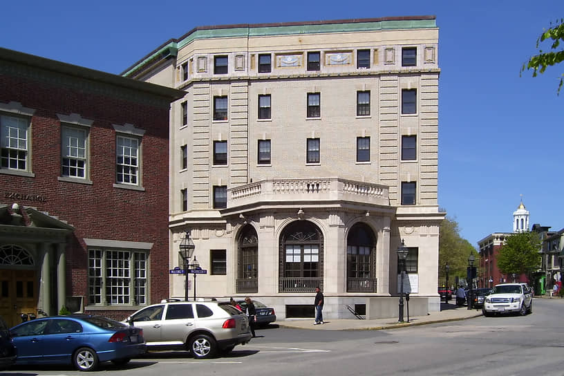 Здание отделения YMCA в Ньюпорте (в центре) было главным местом общения любителей однополого секса