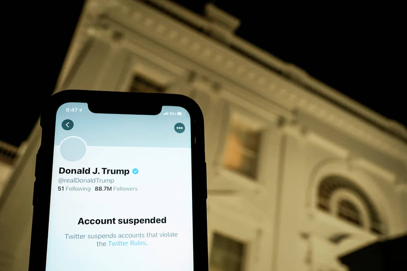 Заблокированный аккаунт Дональда Трампа на фоне Белого дома
